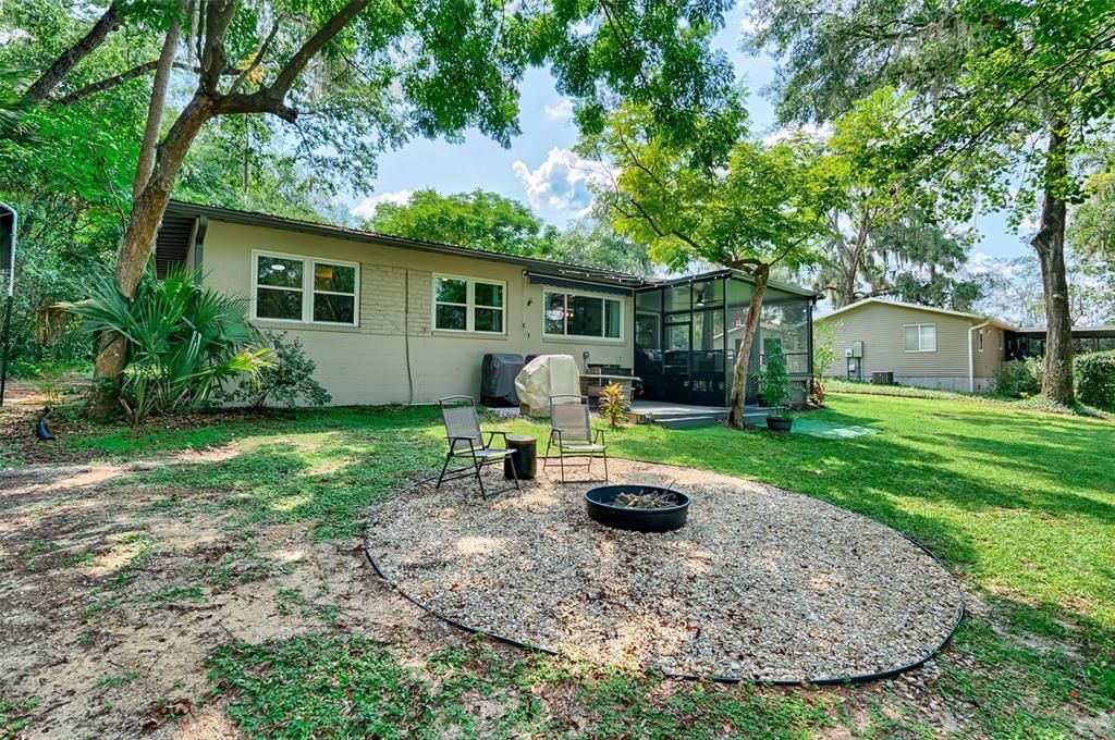 For Sale: $365,000 (3 beds, 3 baths, 1195 Square Feet)