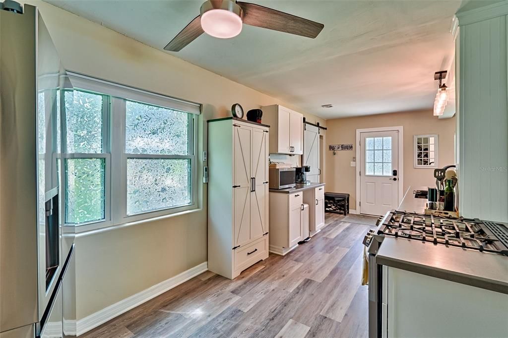 For Sale: $365,000 (3 beds, 3 baths, 1195 Square Feet)