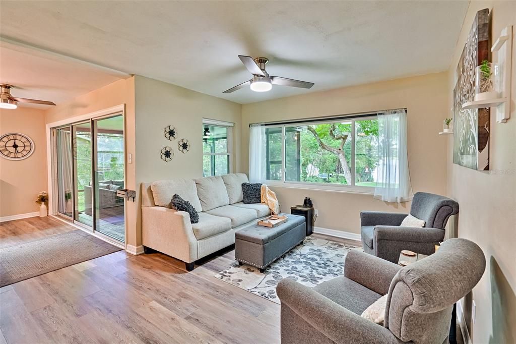 For Sale: $365,000 (3 beds, 3 baths, 1195 Square Feet)