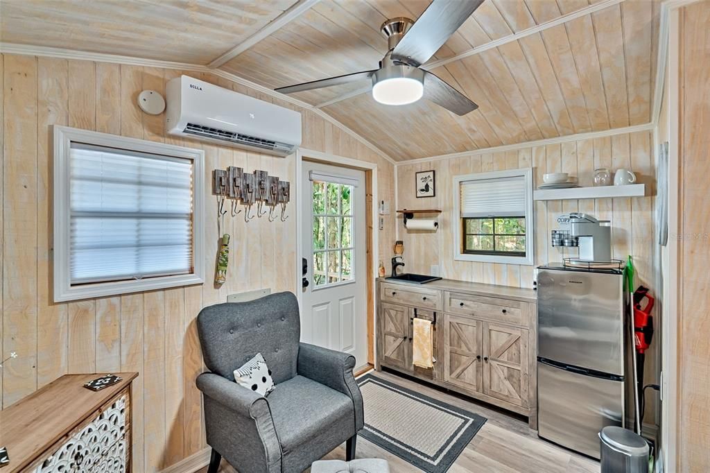 For Sale: $365,000 (3 beds, 3 baths, 1195 Square Feet)