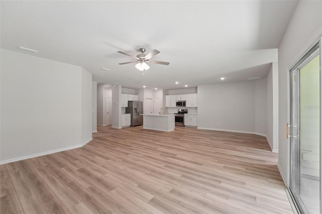 合同活跃: $324,990 (4 贝兹, 2 浴室, 1816 平方英尺)