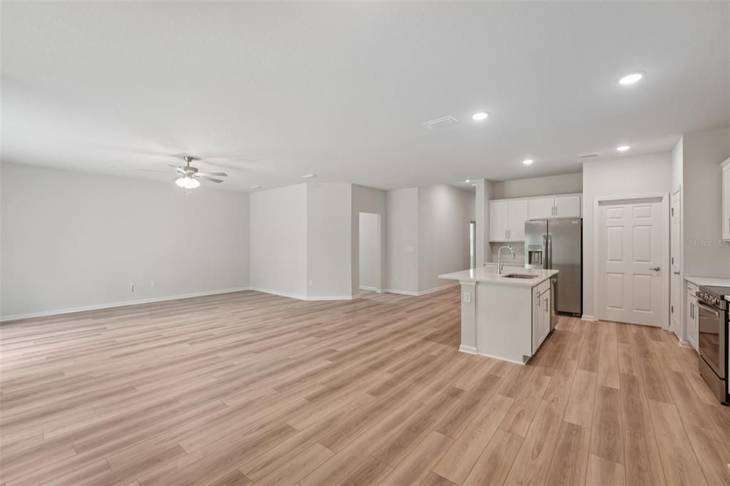 合同活跃: $324,990 (4 贝兹, 2 浴室, 1816 平方英尺)