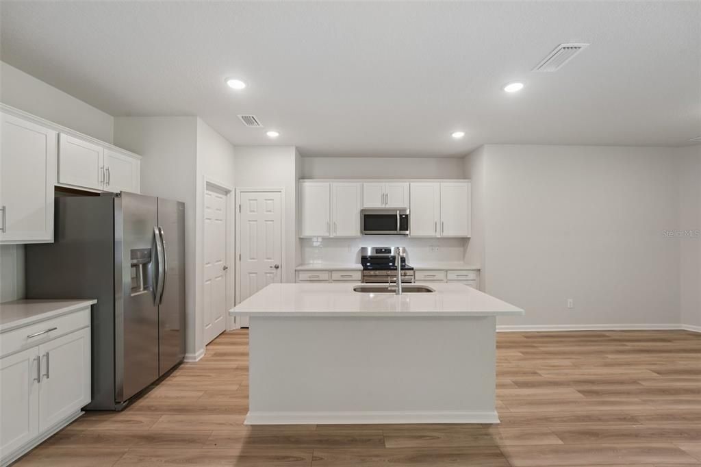 合同活跃: $324,990 (4 贝兹, 2 浴室, 1816 平方英尺)