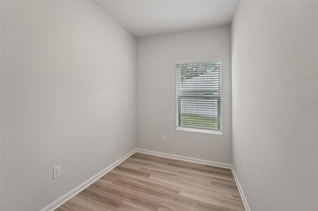 合同活跃: $324,990 (4 贝兹, 2 浴室, 1816 平方英尺)