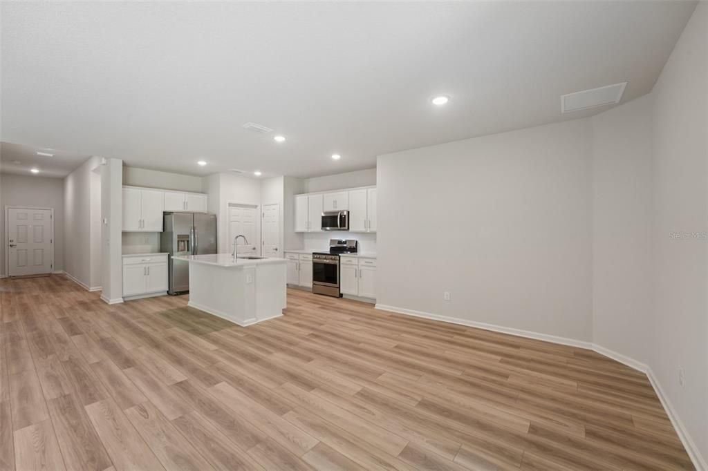 合同活跃: $324,990 (4 贝兹, 2 浴室, 1816 平方英尺)