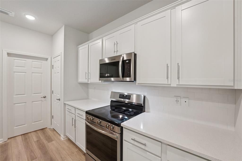 合同活跃: $324,990 (4 贝兹, 2 浴室, 1816 平方英尺)