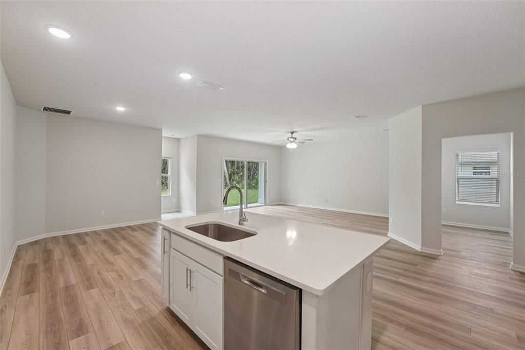 合同活跃: $324,990 (4 贝兹, 2 浴室, 1816 平方英尺)