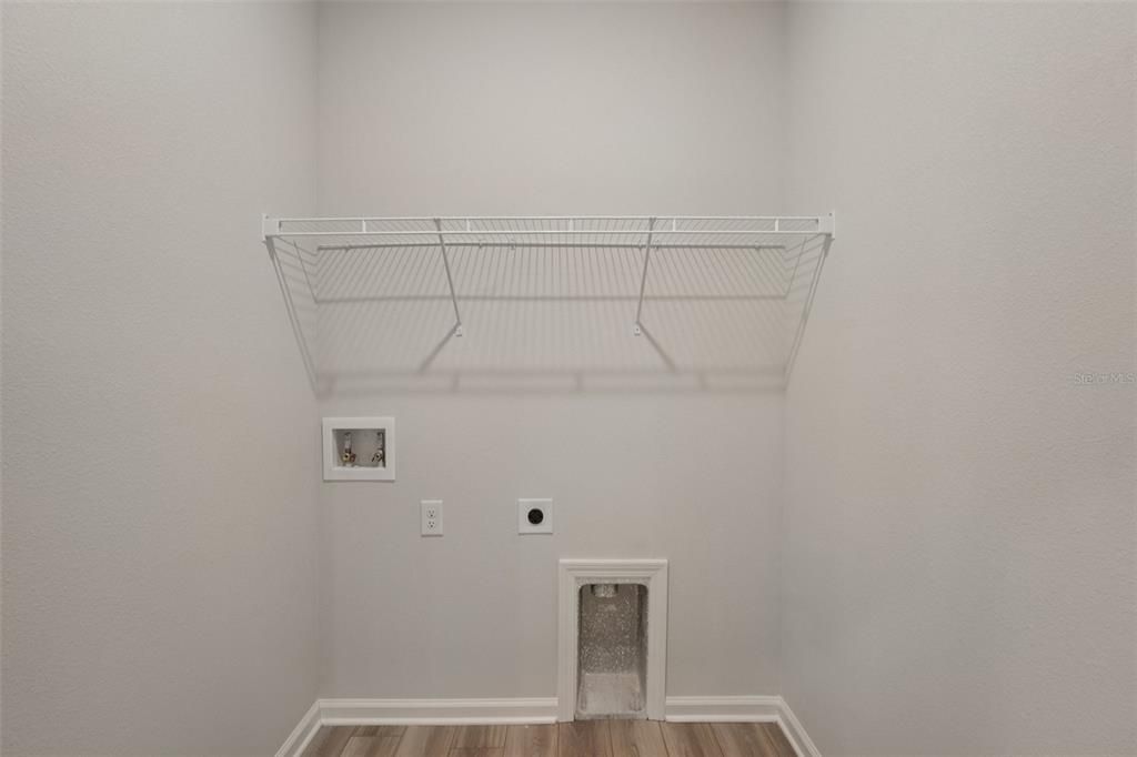 合同活跃: $324,990 (4 贝兹, 2 浴室, 1816 平方英尺)