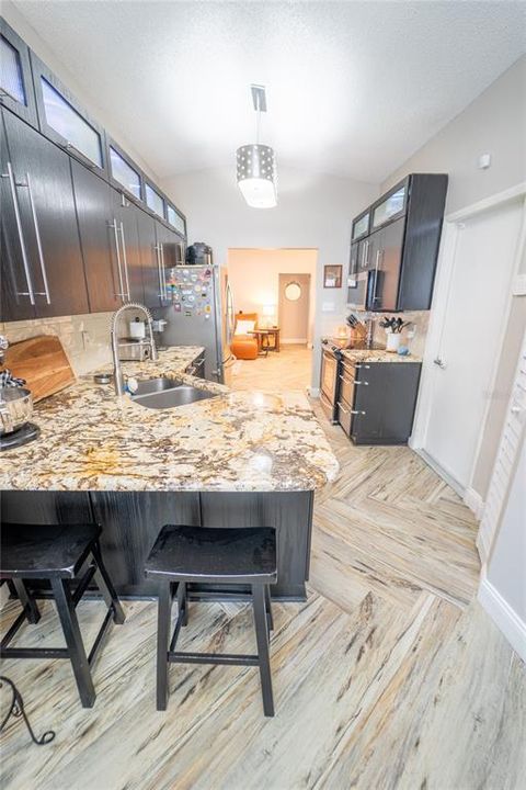 合同活跃: $464,500 (3 贝兹, 2 浴室, 1756 平方英尺)