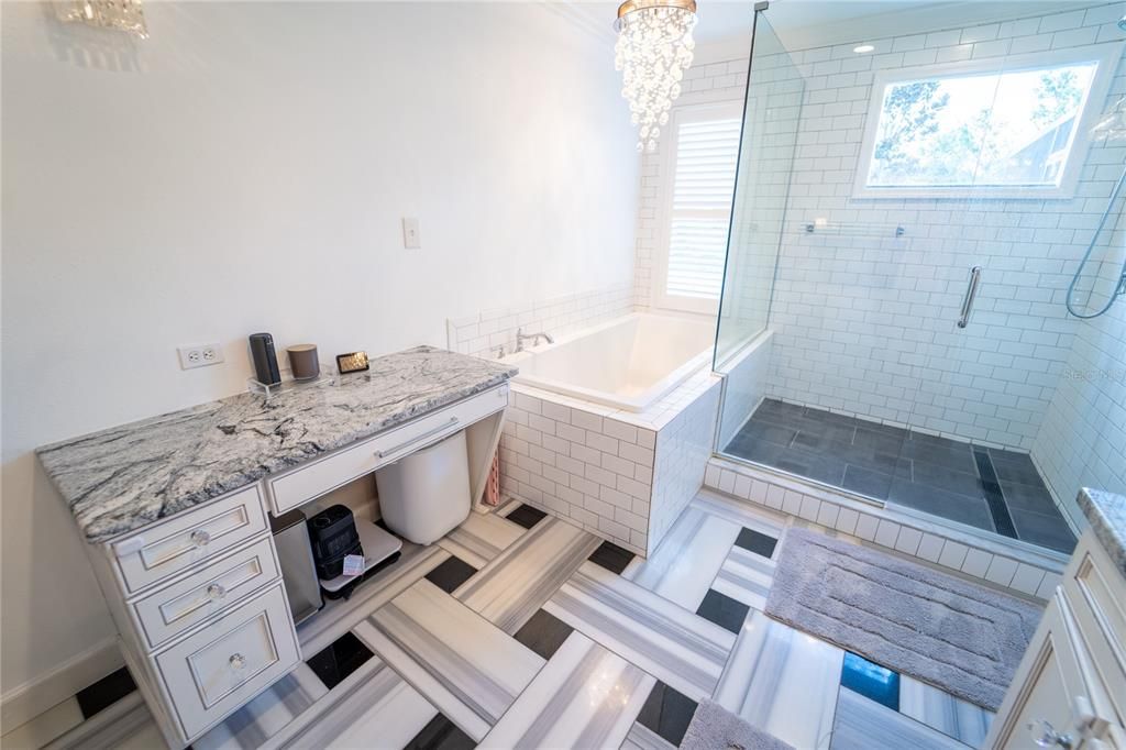 合同活跃: $464,500 (3 贝兹, 2 浴室, 1756 平方英尺)