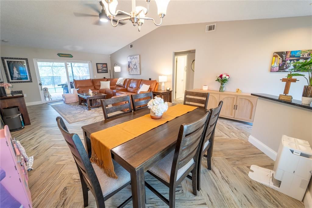 合同活跃: $464,500 (3 贝兹, 2 浴室, 1756 平方英尺)