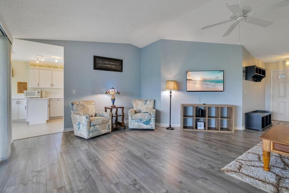 合同活跃: $243,000 (2 贝兹, 2 浴室, 1331 平方英尺)