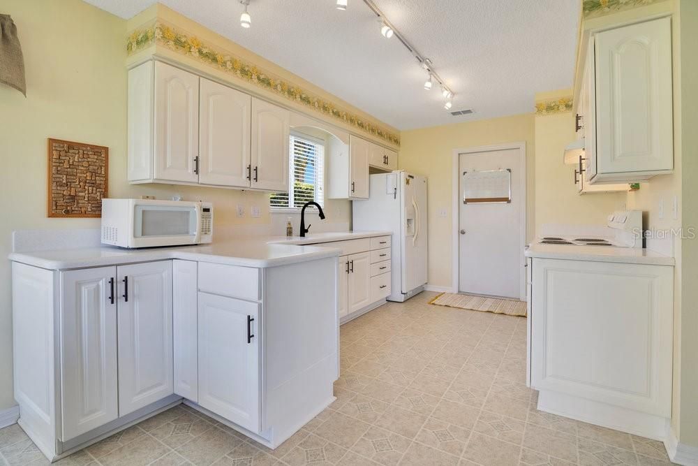 合同活跃: $243,000 (2 贝兹, 2 浴室, 1331 平方英尺)