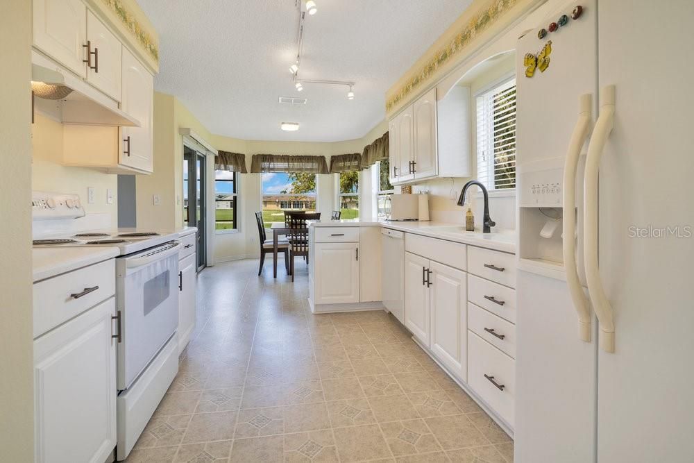 合同活跃: $243,000 (2 贝兹, 2 浴室, 1331 平方英尺)