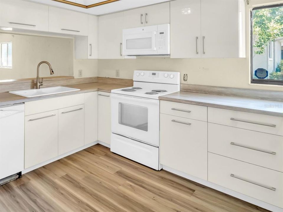 For Sale: $118,900 (2 beds, 2 baths, 1210 Square Feet)