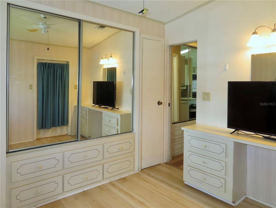 合同活跃: $123,500 (2 贝兹, 1 浴室, 687 平方英尺)