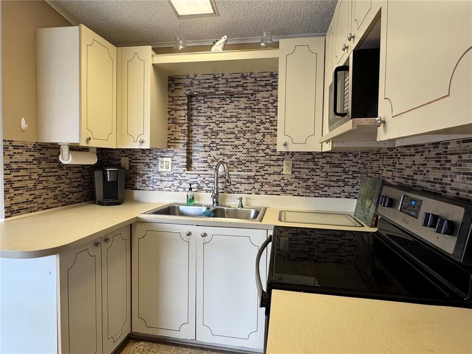 合同活跃: $123,500 (2 贝兹, 1 浴室, 687 平方英尺)