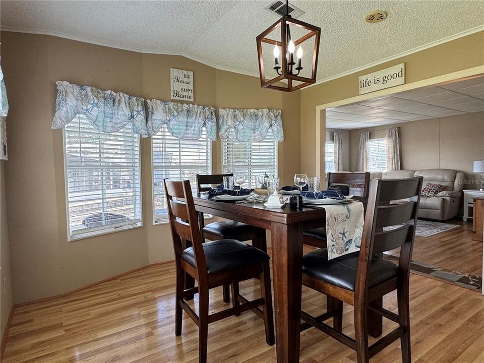 合同活跃: $123,500 (2 贝兹, 1 浴室, 687 平方英尺)