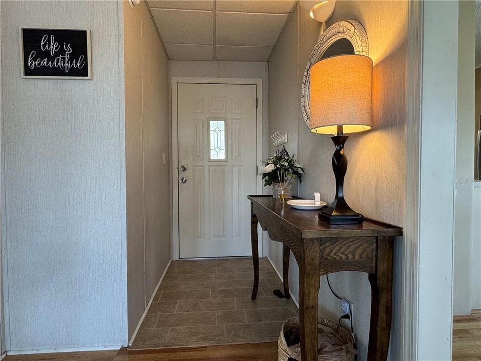 合同活跃: $123,500 (2 贝兹, 1 浴室, 687 平方英尺)