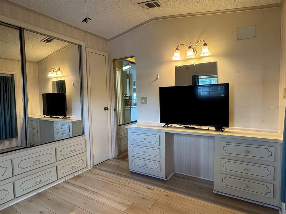 合同活跃: $123,500 (2 贝兹, 1 浴室, 687 平方英尺)