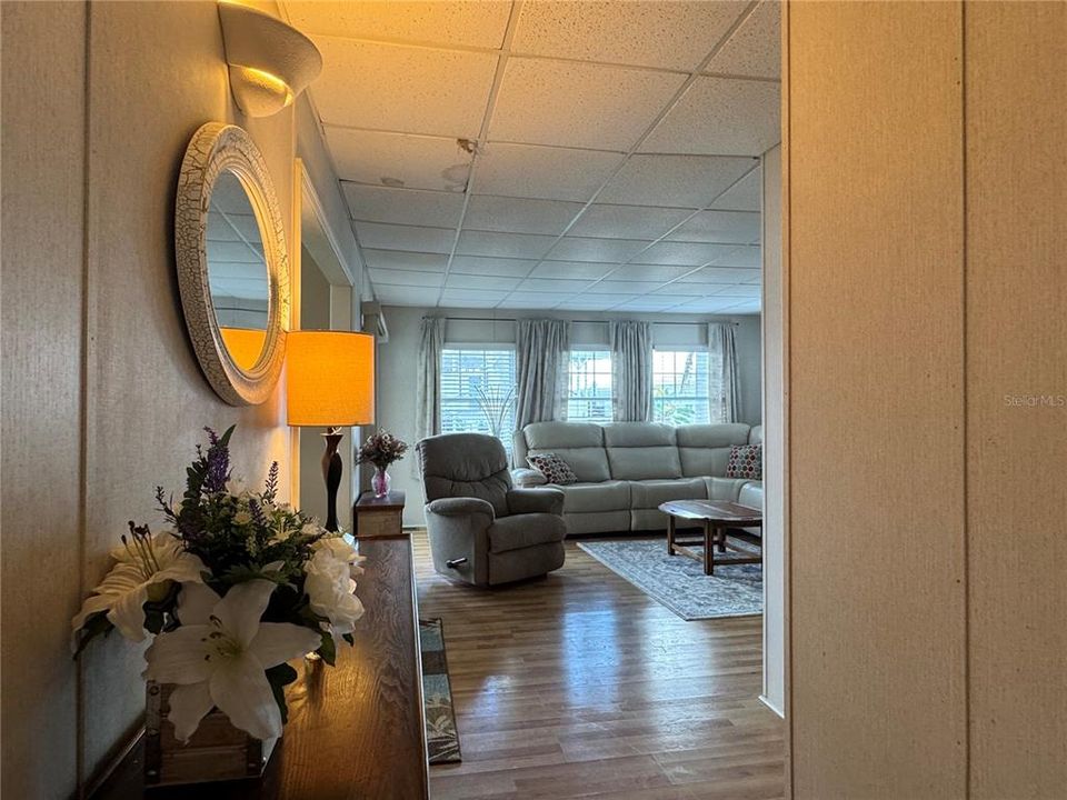 合同活跃: $123,500 (2 贝兹, 1 浴室, 687 平方英尺)