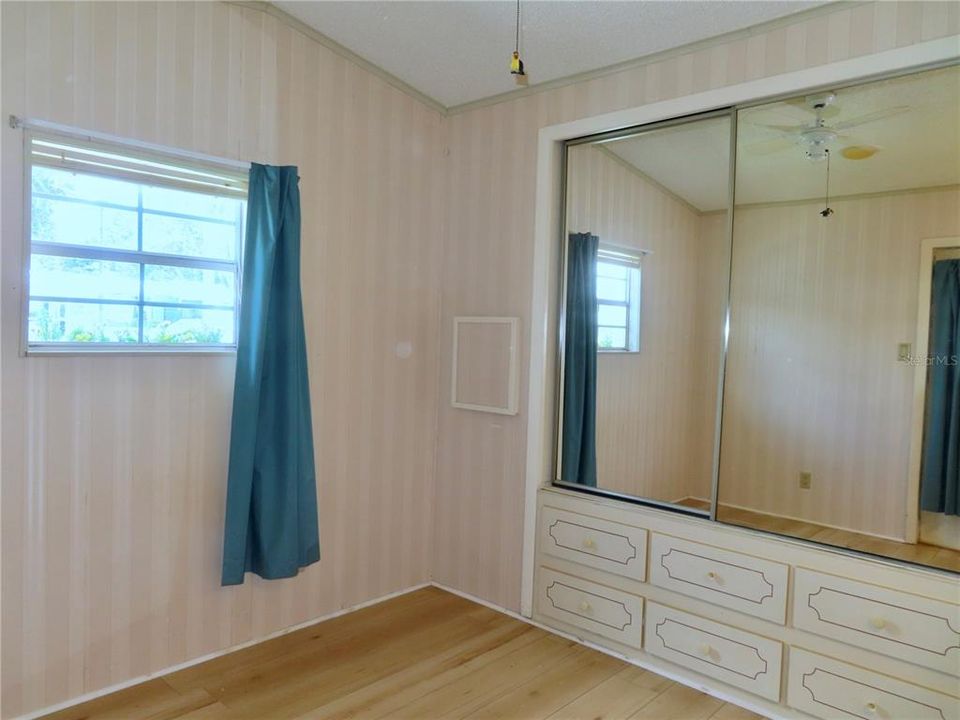 合同活跃: $123,500 (2 贝兹, 1 浴室, 687 平方英尺)