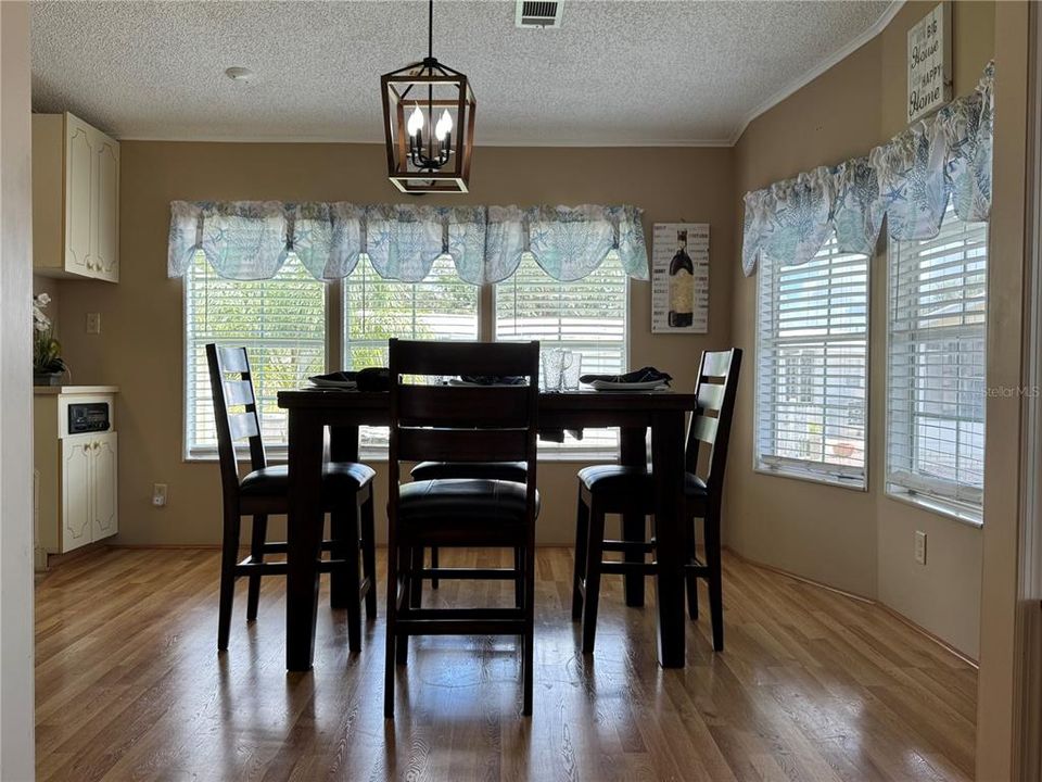 合同活跃: $123,500 (2 贝兹, 1 浴室, 687 平方英尺)