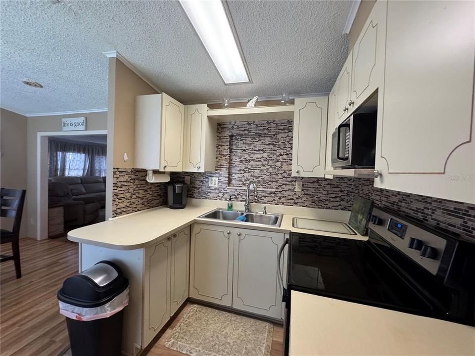 合同活跃: $123,500 (2 贝兹, 1 浴室, 687 平方英尺)