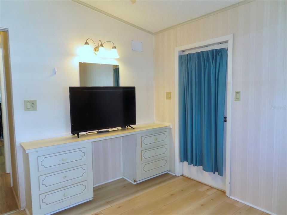 合同活跃: $123,500 (2 贝兹, 1 浴室, 687 平方英尺)