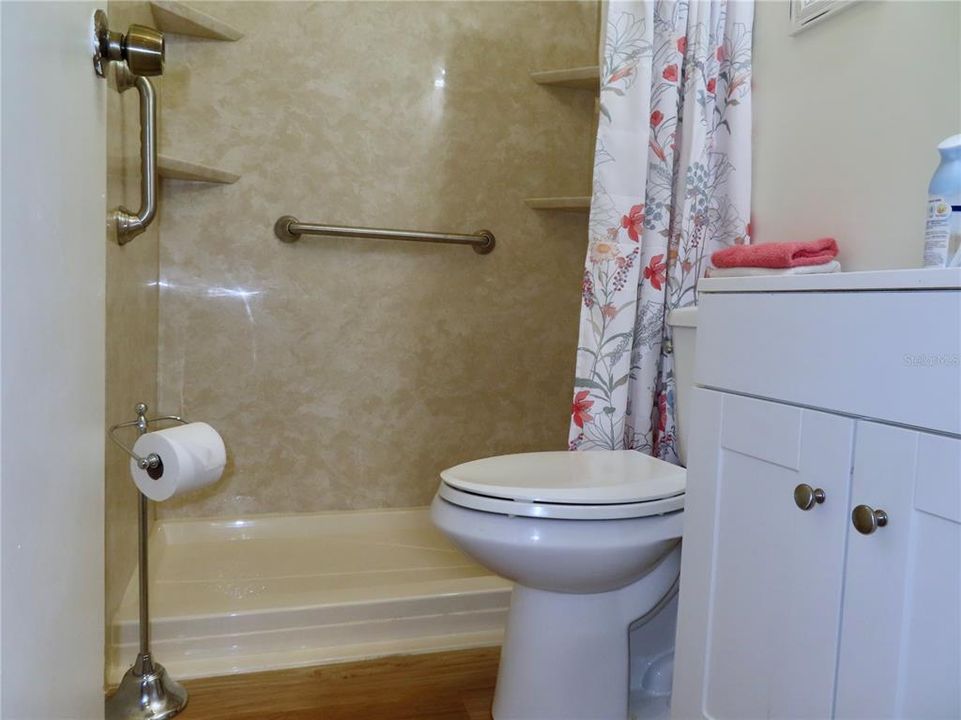 合同活跃: $123,500 (2 贝兹, 1 浴室, 687 平方英尺)