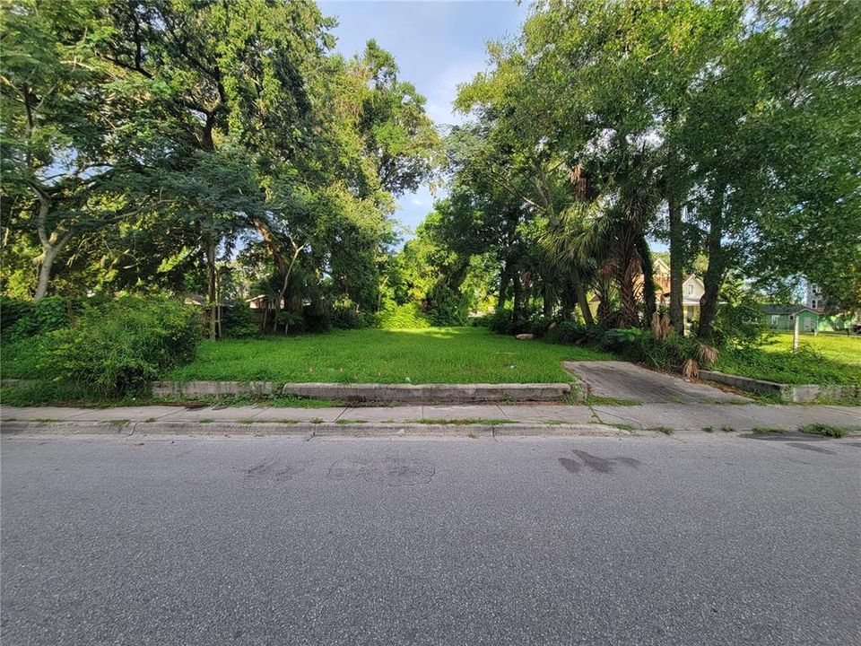 合同活跃: $95,000 (0.21 acres)