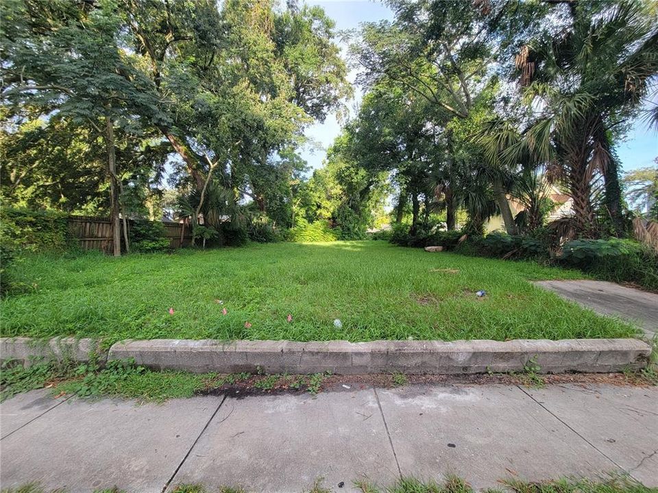 合同活跃: $95,000 (0.21 acres)