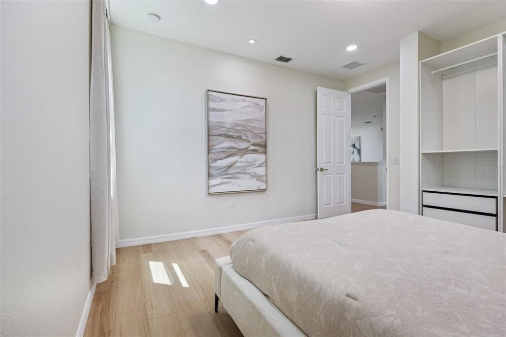 For Sale: $1,150,000 (5 beds, 4 baths, 3892 Square Feet)