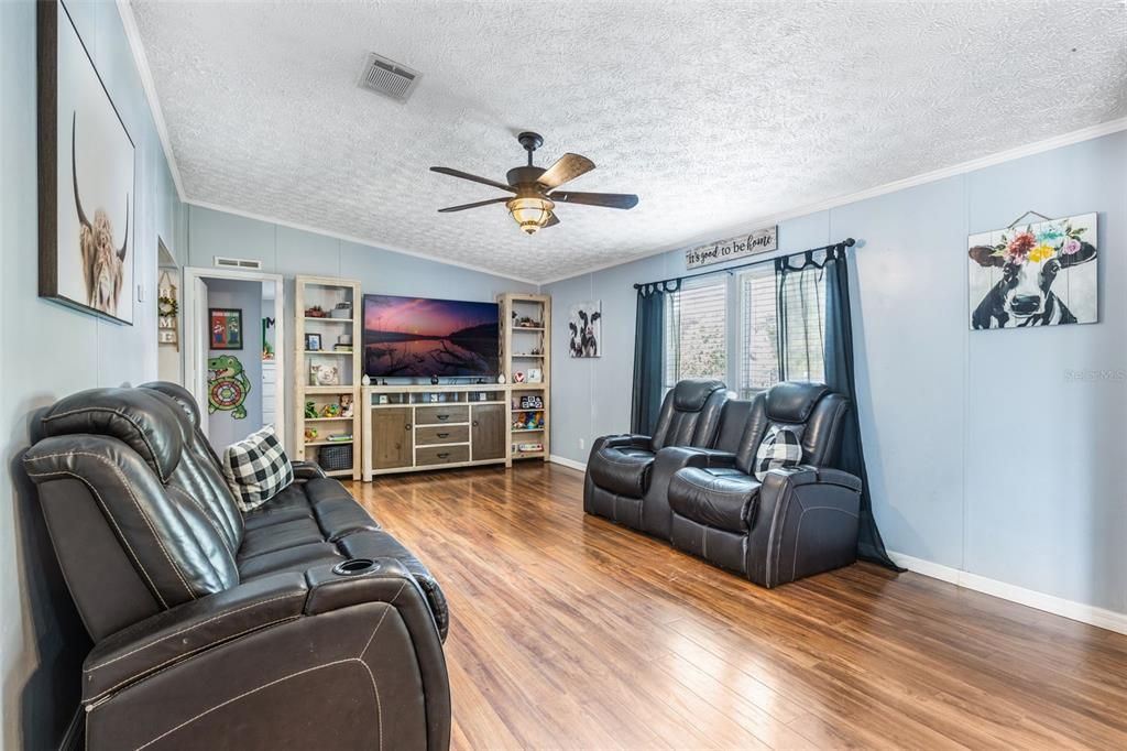 На продажу: $295,000 (4 спален, 2 ванн, 2128 Квадратных фут)