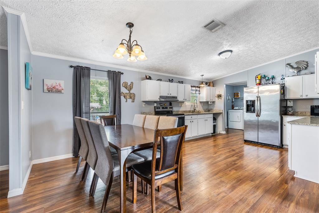 На продажу: $295,000 (4 спален, 2 ванн, 2128 Квадратных фут)