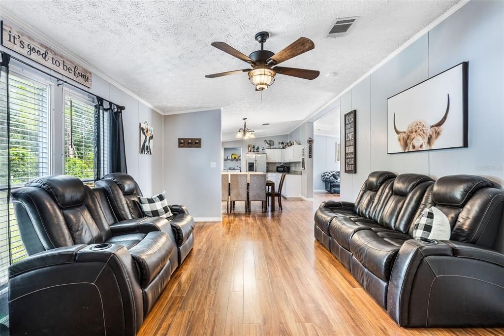 На продажу: $295,000 (4 спален, 2 ванн, 2128 Квадратных фут)