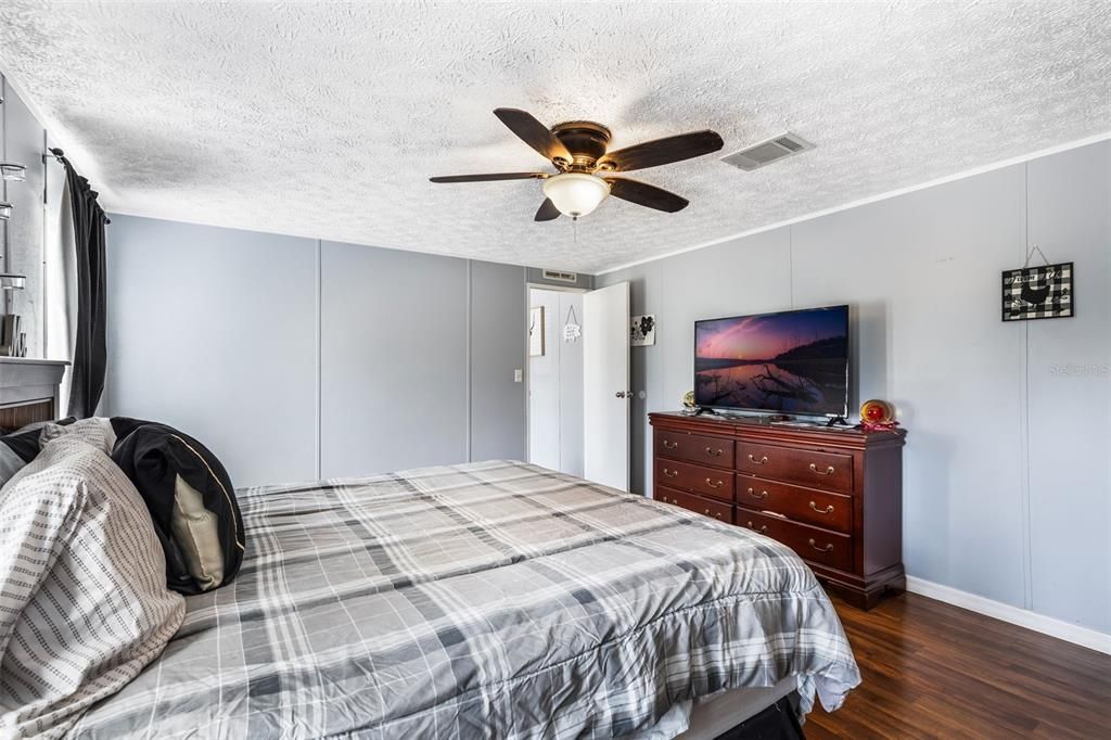 На продажу: $295,000 (4 спален, 2 ванн, 2128 Квадратных фут)