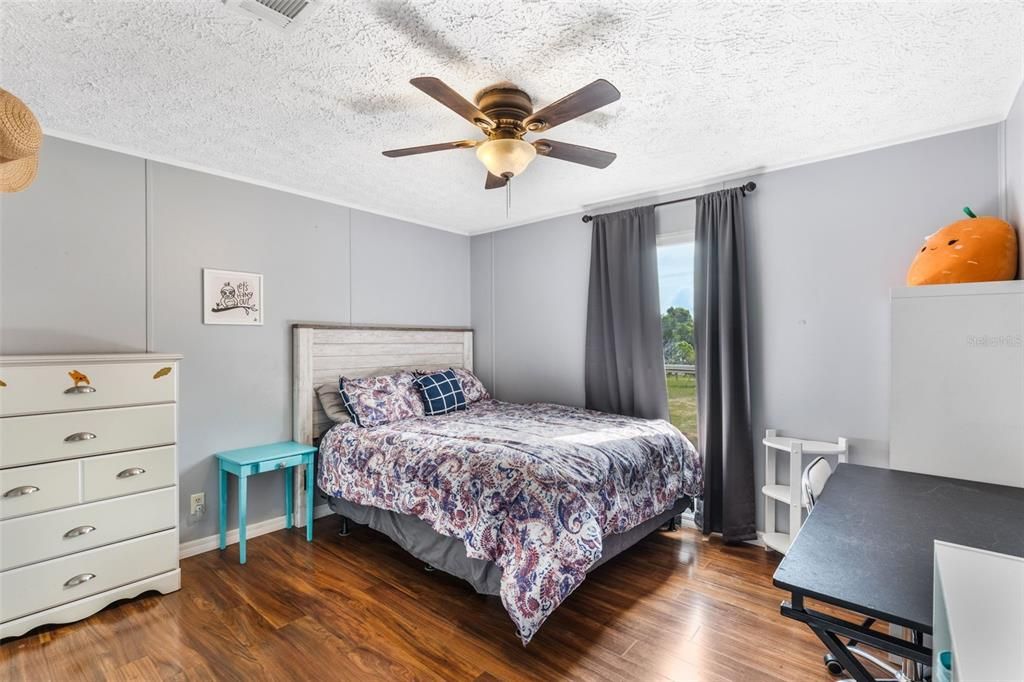 На продажу: $295,000 (4 спален, 2 ванн, 2128 Квадратных фут)