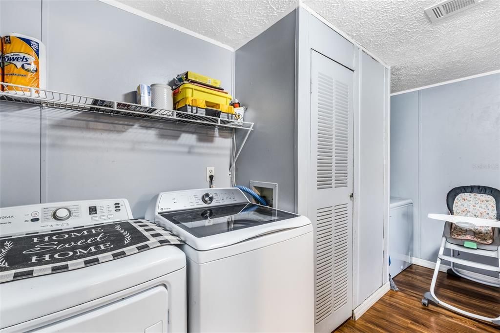 На продажу: $295,000 (4 спален, 2 ванн, 2128 Квадратных фут)