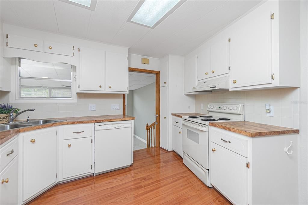 Active With Contract: $164,900 (2 beds, 2 baths, 1248 Square Feet)