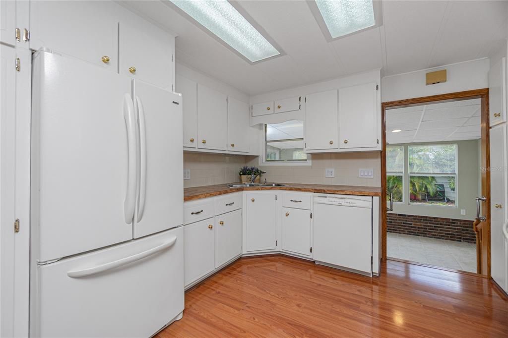 Active With Contract: $164,900 (2 beds, 2 baths, 1248 Square Feet)