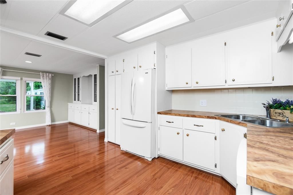 Active With Contract: $164,900 (2 beds, 2 baths, 1248 Square Feet)