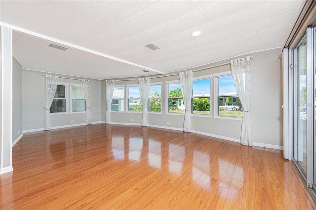 Active With Contract: $164,900 (2 beds, 2 baths, 1248 Square Feet)