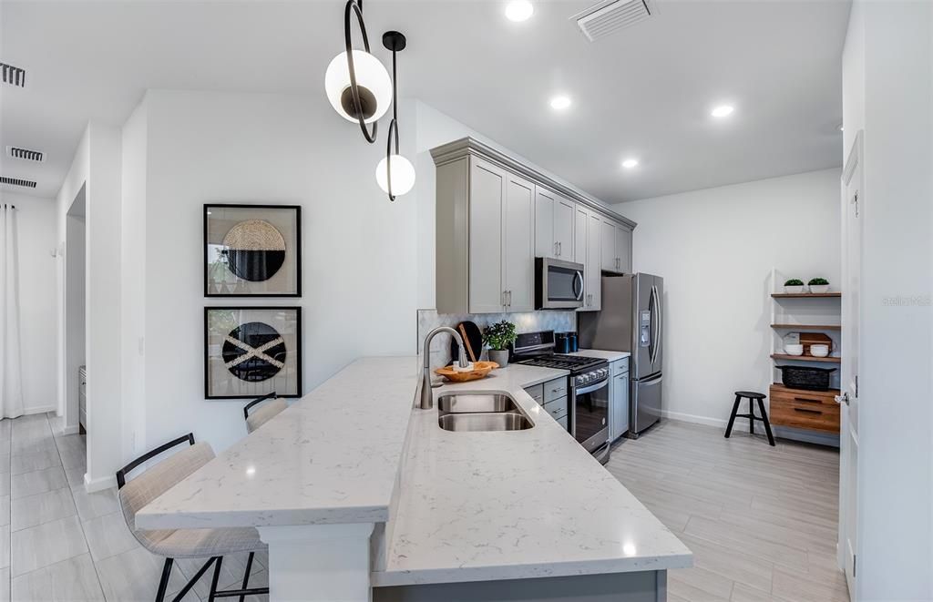 Activo con contrato: $399,999 (2 camas, 2 baños, 1602 Pies cuadrados)