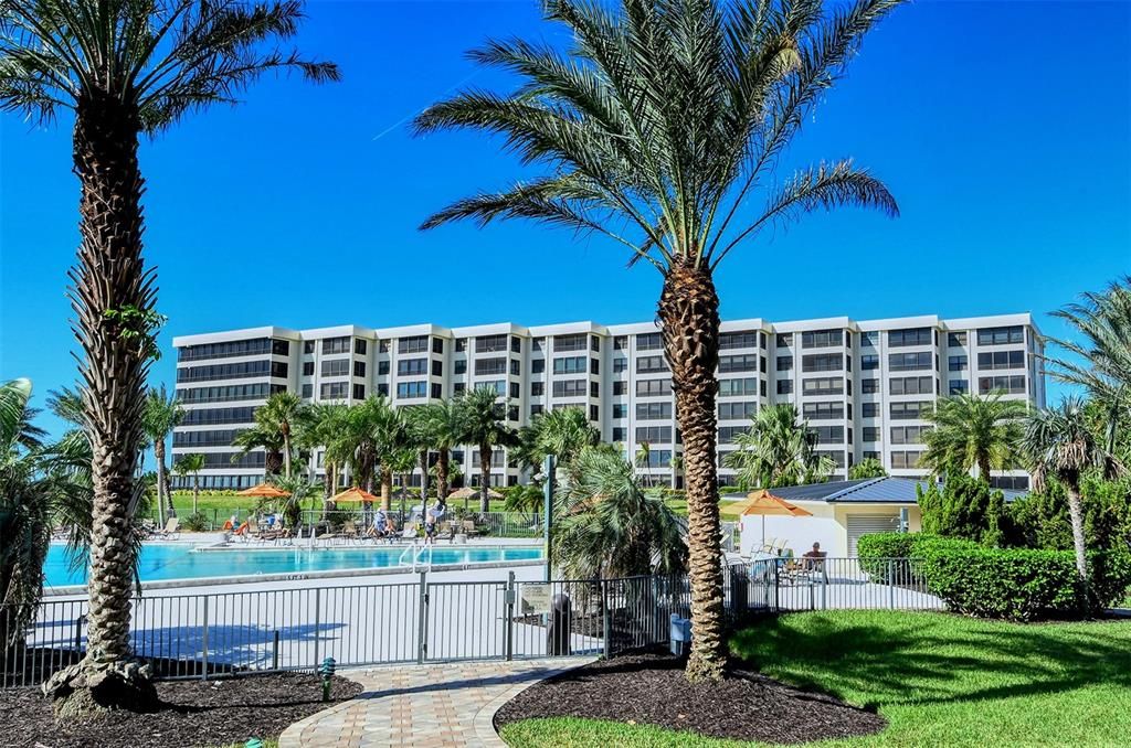 Active With Contract: $1,395,000 (2 beds, 2 baths, 1471 Square Feet)