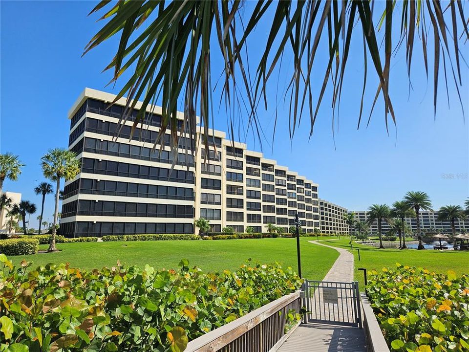 Active With Contract: $1,395,000 (2 beds, 2 baths, 1471 Square Feet)