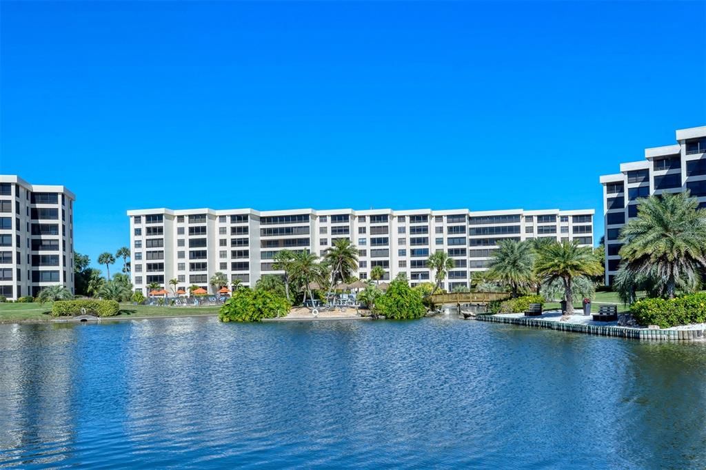 Active With Contract: $1,395,000 (2 beds, 2 baths, 1471 Square Feet)