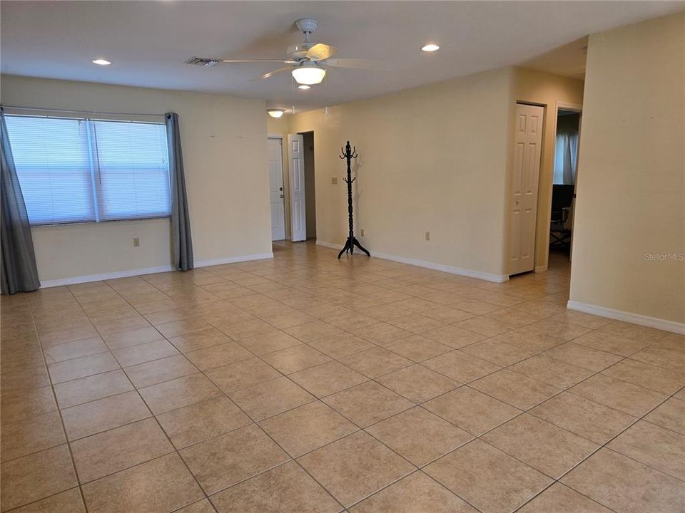 合同活跃: $217,116 (3 贝兹, 2 浴室, 1802 平方英尺)