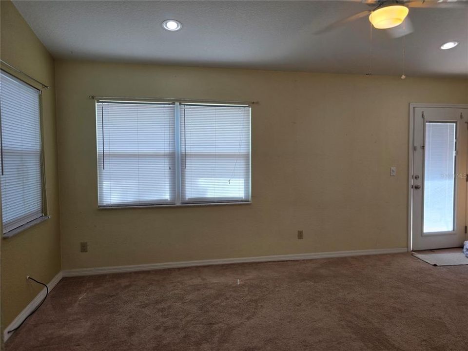 合同活跃: $217,116 (3 贝兹, 2 浴室, 1802 平方英尺)