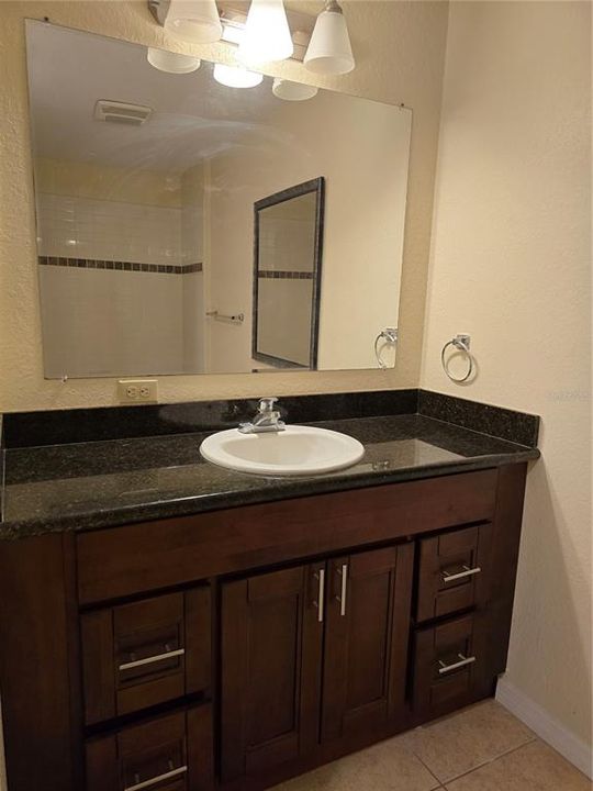 合同活跃: $217,116 (3 贝兹, 2 浴室, 1802 平方英尺)